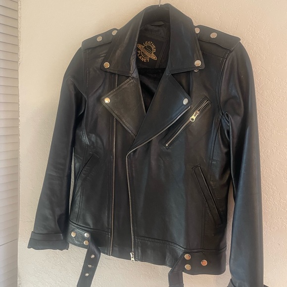 2 Medium size Women Leather Jackets. LIKE NEW - Picture 6 of 13